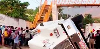 Muere madre al enterarse que su hija iba en el camión que se volcó en México