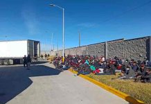 Hallan 210 migrantes dentro de un tráiler en México Hallan 210 migrantes dentro de un tráiler en México