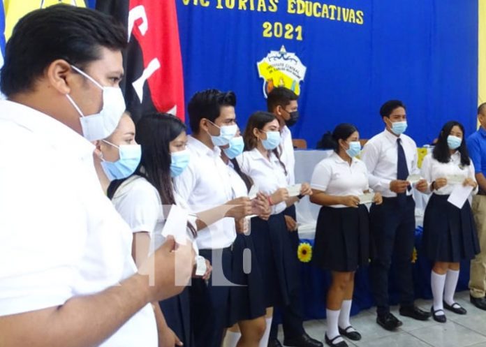 mined3 Estudiantes de Masaya reciben bonos por parte del Gobierno