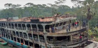 Al menos 36 muertos en un incendio de un barco en Bangladesh
