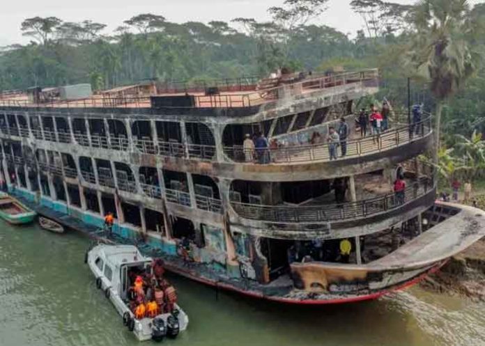 Al menos 36 muertos en un incendio de un barco en Bangladesh
