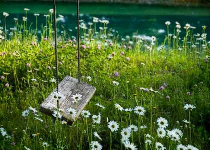 Niña muere tras enredarse en un columpio mientras habla por teléfono en R. Unido