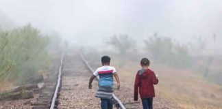 Rescatan a 5 niños migrantes sin familiares en la frontera de Texas