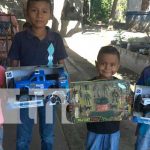 Los reyes del hogar reciben su juguete en la Isla de Ometepe Felicidad con la niñez de Ometepe con la entrega de juguetes