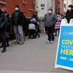 No más faltas al trabajo: EEUU busca reducir cuarentenas por COVID-19 Personas haciendo fila en Estados Unidos por una prueba de COVID-19