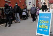No más faltas al trabajo: EEUU busca reducir cuarentenas por COVID-19 Personas haciendo fila en Estados Unidos por una prueba de COVID-19