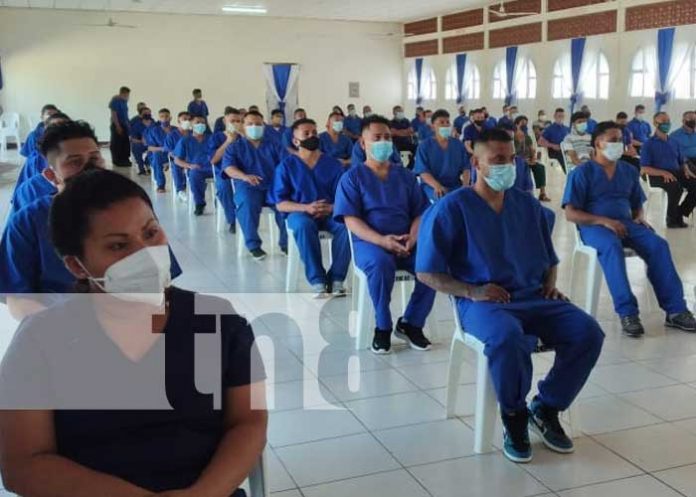 Privados y privadas se promocionan de sexto grado