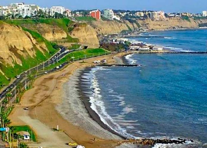 Imagen de una playa en Perú