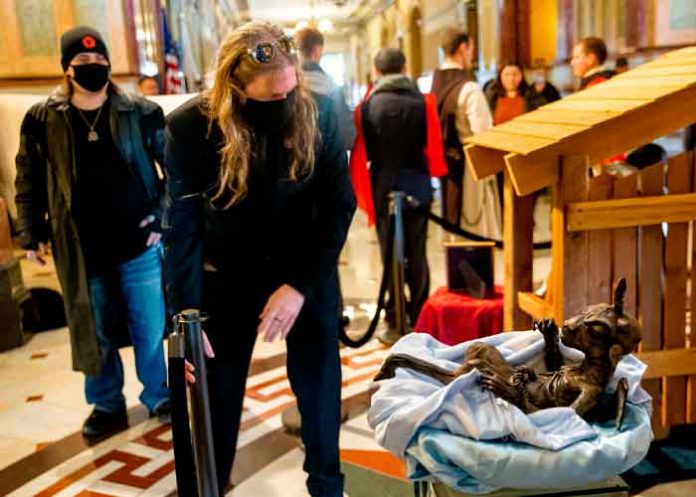 ¡Blasfemia! Templo Satánico presenta su percebe navideño en Illinois