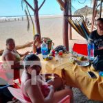 Familias aprovechan feriado para refrescarse en Pochomil y Masachapa Familias aprovechan feriado para refrescarse en Pochomil y Masachapa