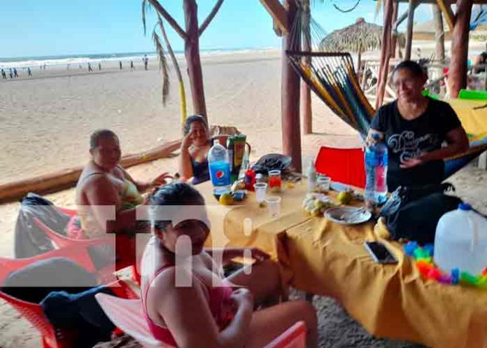 Familias aprovechan feriado para refrescarse en Pochomil y Masachapa