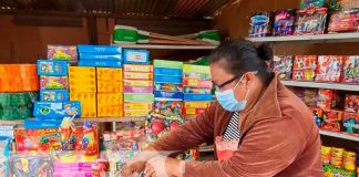 Puestos para la venta de pólvora en Managua