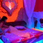 Mujer arreglando una cama para un set de cine porno en Francia