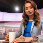 Oriini Kaipara, la primera presentadora con tatuaje indígena en el rostro