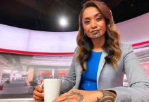 Oriini Kaipara, la primera presentadora con tatuaje indígena en el rostro Oriini Kaipara, la primera presentadora con tatuaje indígena en el rostro
