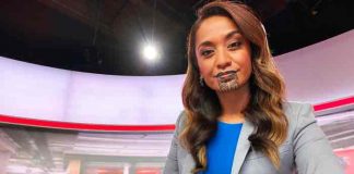 Oriini Kaipara, la primera presentadora con tatuaje indígena en el rostro