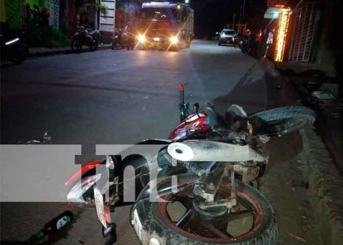 Motociclistas colisionan de frente y terminan lesionados en Río Blanco