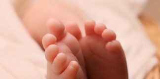 Aberrantes: Matan a una bebé en Reino Unido ¡tenía más de 60 huesos rotos!