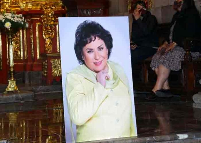 Los restos de Carmen Salinas ya descansan al lado de su hijo