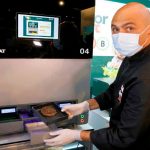 ¿Hamburguesa vegetariana preparada por un robot? Así se mueve la tecnología El robot que cocina en minutos