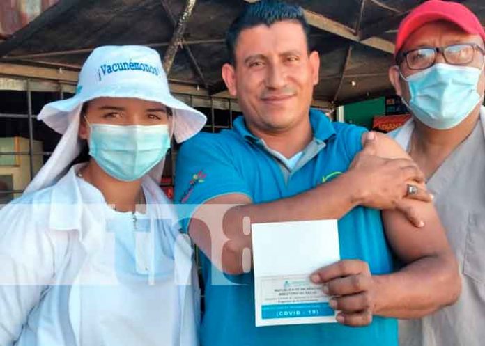 Aplicación de vacuna contra el COVID-19 en Tipitapa