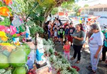 Con alegría celebran último día de la novena por la Purísima en Managua Celebración de la Purísima por parte de una familia en Managua