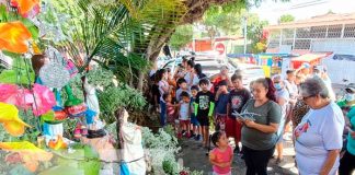 Celebración de la Purísima por parte de una familia en Managua