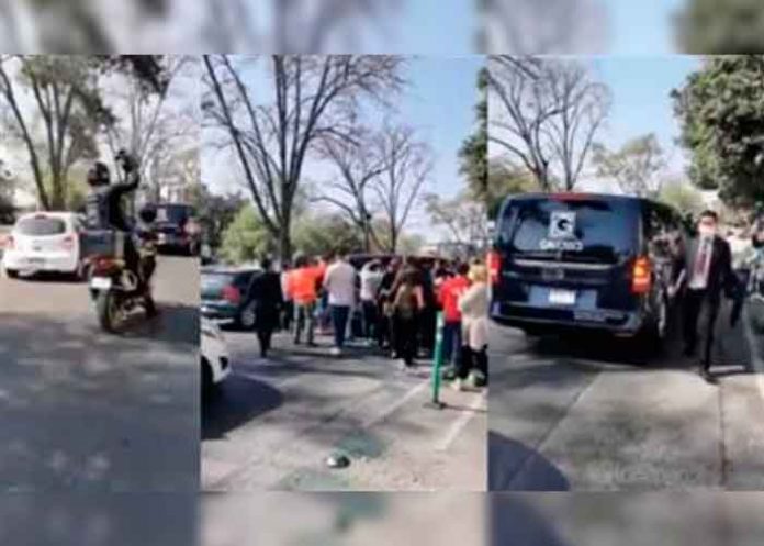 Reporteros confunden carroza fúnebre de Vicente Fernández