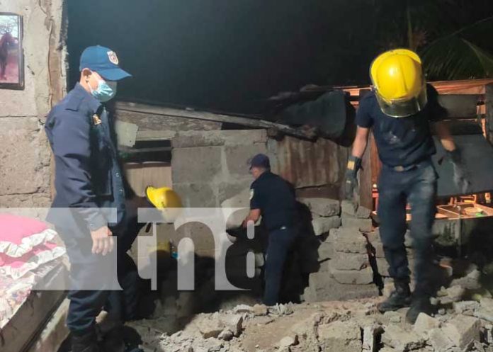 Bomberos remueven escombros tras colapso de vivienda en Chontales