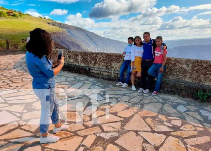 volcan1 Familias disfrutan fin de semana apreciando Volcán Masaya