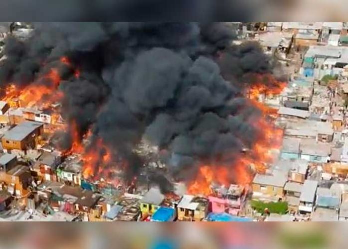 1 Violento incendio en Chile destruye decenas viviendas