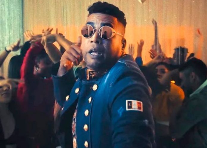 Liderando tres listados de Billboard 