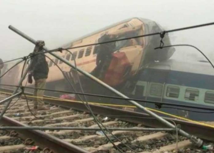 Nueve muertos y 40 heridos por descarrilamiento de un tren en la India