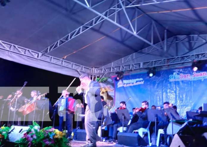 Realizan homenaje a Vicente Fernández en Río San Juan