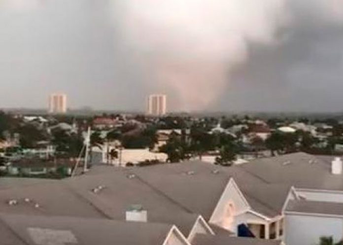 1 Fuerte tornado en Florida deja varias viviendas destruidas (VIDEO)