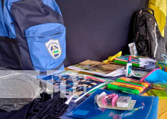 1 Policía Nacional entrega útiles escolares en Río San Juan
