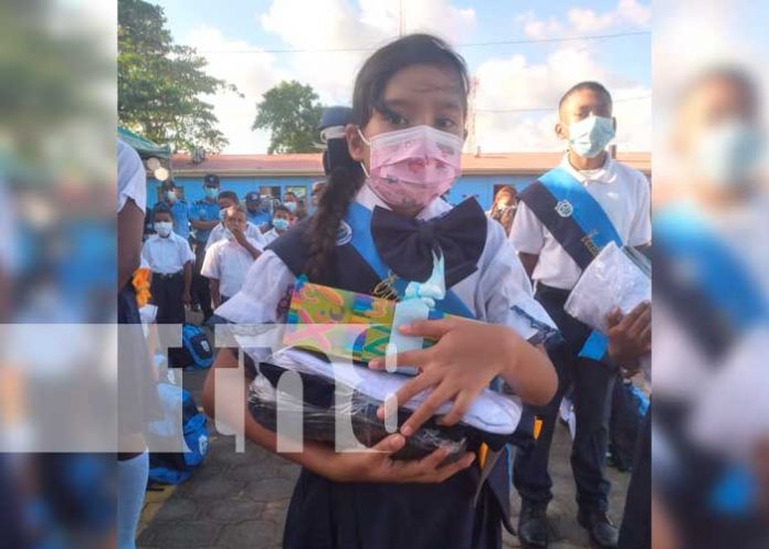 Policía Nacional entrega útiles escolares en Bilwi