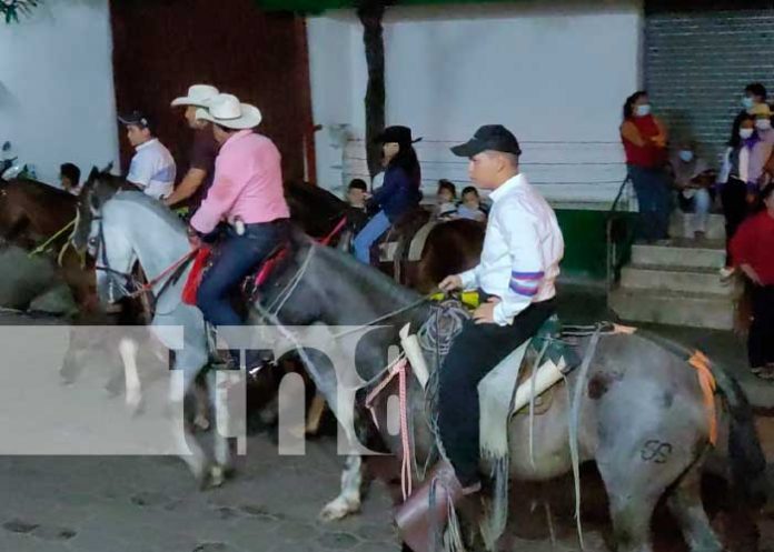 1 Todo un éxito el Desfile Hípico Nocturno de Juigalpa