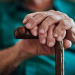 ¡Sinvergüenzas! dos hombres llevan a un muerto a cobrar su pensión.