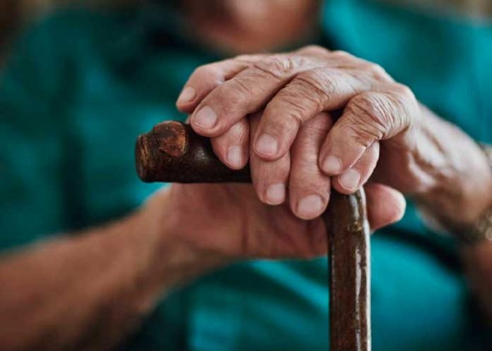 ¡Sinvergüenzas! dos hombres llevan a un muerto a cobrar su pensión.