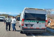 Autoridades de México detienen una ambulancia pirata con 28 migrantes Autoridades de México detienen una ambulancia pirata con 28 migrantes