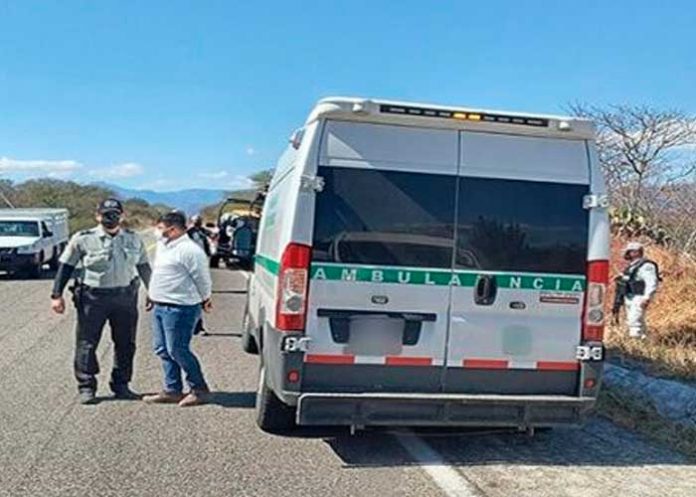 Autoridades de México detienen una ambulancia pirata con 28 migrantes