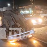 Accidente de tránsito deja un carro volcado en Managua Accidente de tránsito deja un carro volcado en Managua