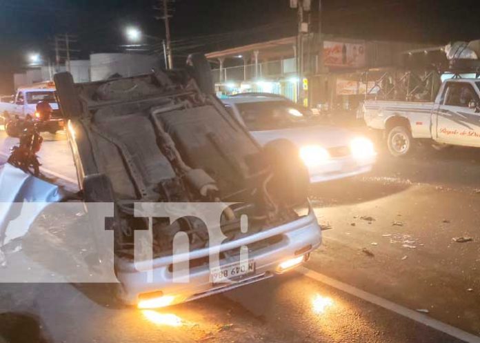 Accidente de tránsito deja un carro volcado en Managua