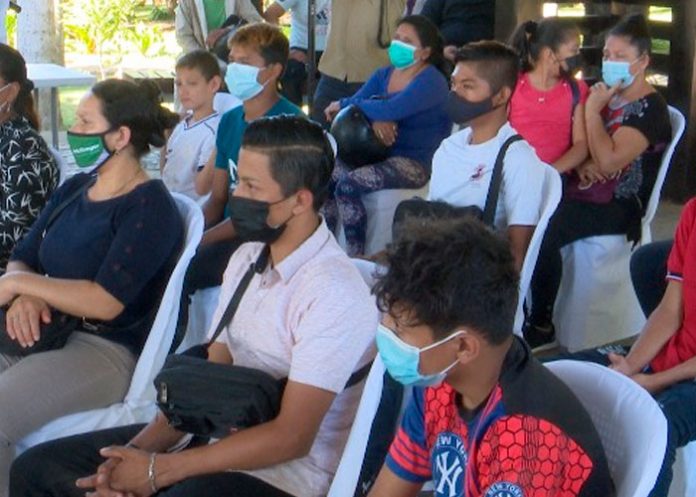 1 Brindan charlas a jóvenes de Managua apasionados de la fotografía