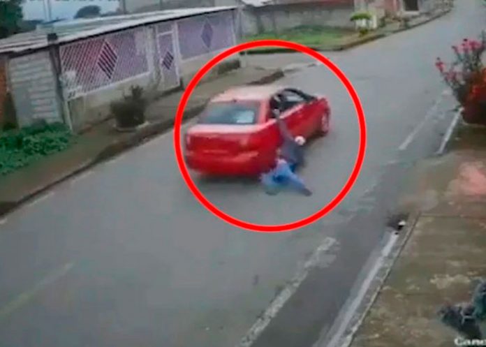 Conductor arrastra con su vehículo a ladrón que intentó robarle en Ecuador