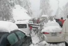Fuerte nevada en una estación de montaña de Pakistán deja 21 muertos y afectados.