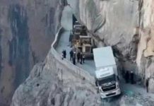 A un hilito de caer en un acantilado de 100 metros estuvo un camión en China (VIDEO)
