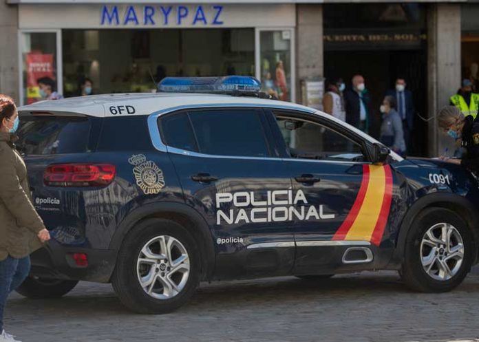 1 España: Sinvergüenza intenta atacar una tienda y dueña le parte en dos la cara