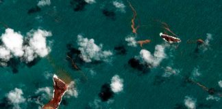 Sorprendentes imágenes muestran cómo el océano cubre la isla de Tonga